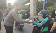 Polsek Kelapa Gading Gelar Ramadhan Berkah, Bagikan Makanan Siap Saji Untuk Ojol Dan Warga