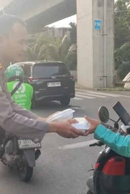 Polsek Kelapa Gading Gelar Ramadhan Berkah, Bagikan Makanan Siap Saji Untuk Ojol Dan Warga