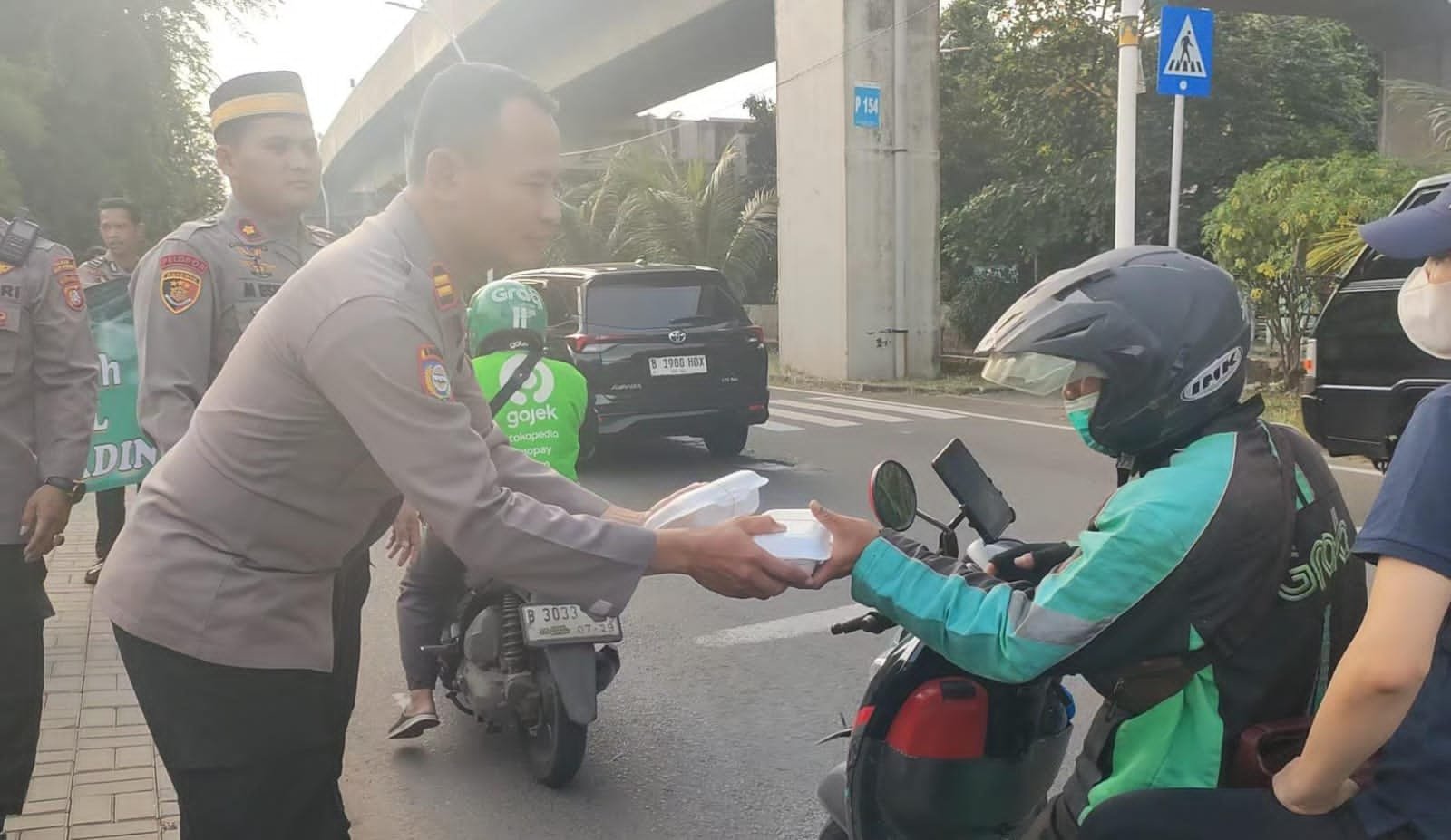 Polsek Kelapa Gading Gelar Ramadhan Berkah, Bagikan Makanan Siap Saji Untuk Ojol Dan Warga