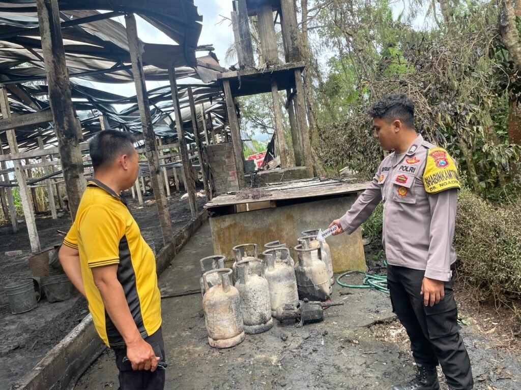 Portal Berita Indonesia dan Dunia Terkini Hari Ini, Update Harian Terbaru, Terlengkap, Tajam, Aktual dan Berimbang. Kandang Ayam Broiler di Kromengan Terbakar, Kerugian Rp740 Juta - Teropong Rakyat