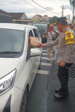Berbagi di bulan Baik, Kapolres Batu bagikan ratusan takjil kepada pengendara