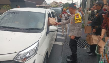Berbagi di bulan Baik, Kapolres Batu bagikan ratusan takjil kepada pengendara - Teropong Rakyat