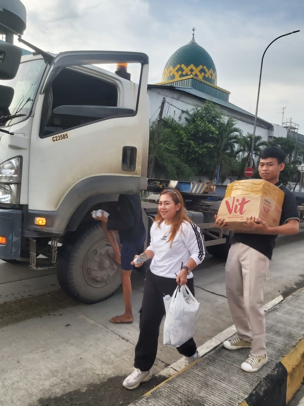 Marhaban Ya Ramadhan: Klub Logindo Gelar Aksi Berbagi Takjil di Sekitar Pelabuhan Tanjung Priok - Teropong Rakyat