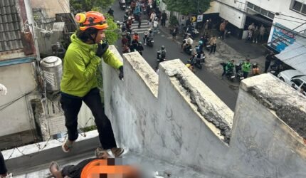 Perbaiki Genteng Rumah Warga, Tukang Asal Pakisaji Ditemukan Tewas di Atap - Teropong Rakyat
