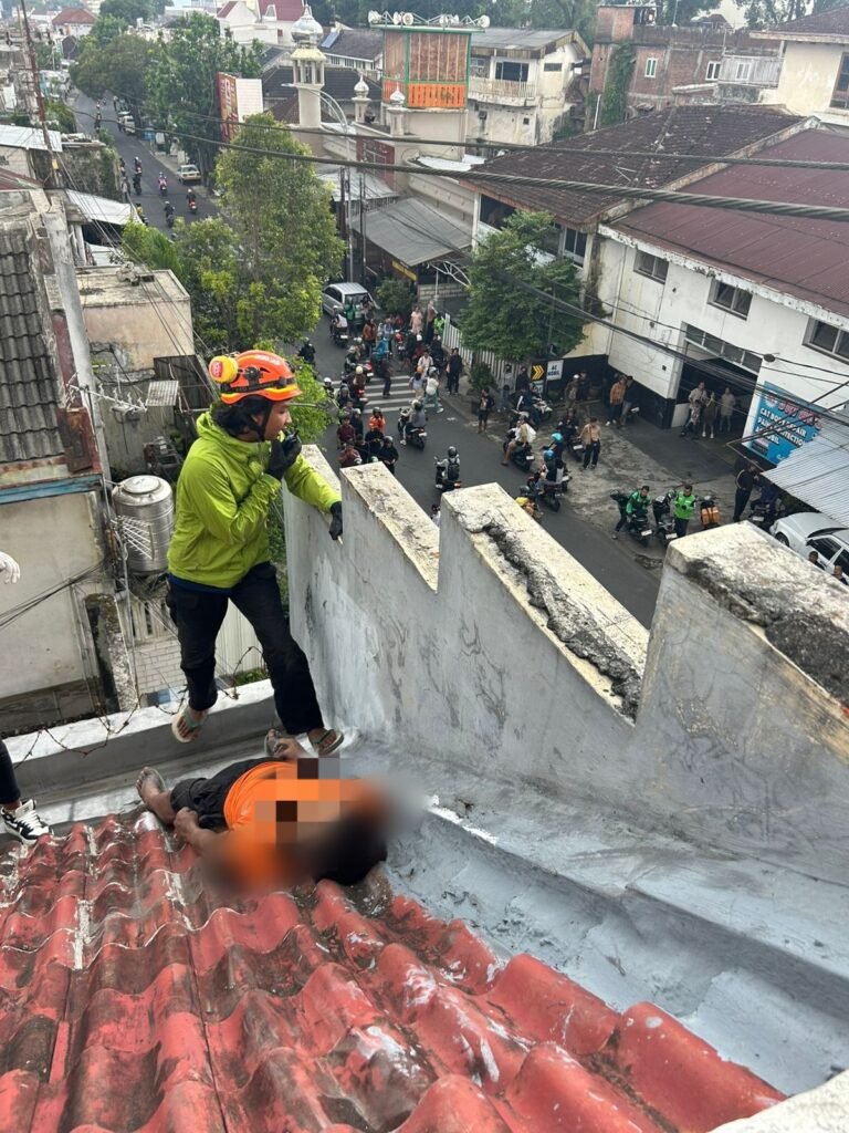Portal Berita Indonesia dan Dunia Terkini Hari Ini, Update Harian Terbaru, Terlengkap, Tajam, Aktual dan Berimbang. Perbaiki Genteng Rumah Warga, Tukang Asal Pakisaji Ditemukan Tewas di Atap - Teropong Rakyat