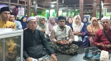 Empat Bus Peziarah, Kades Orwet dan Warga Lakukan Ziarah Wali Limo di Jawa Timur