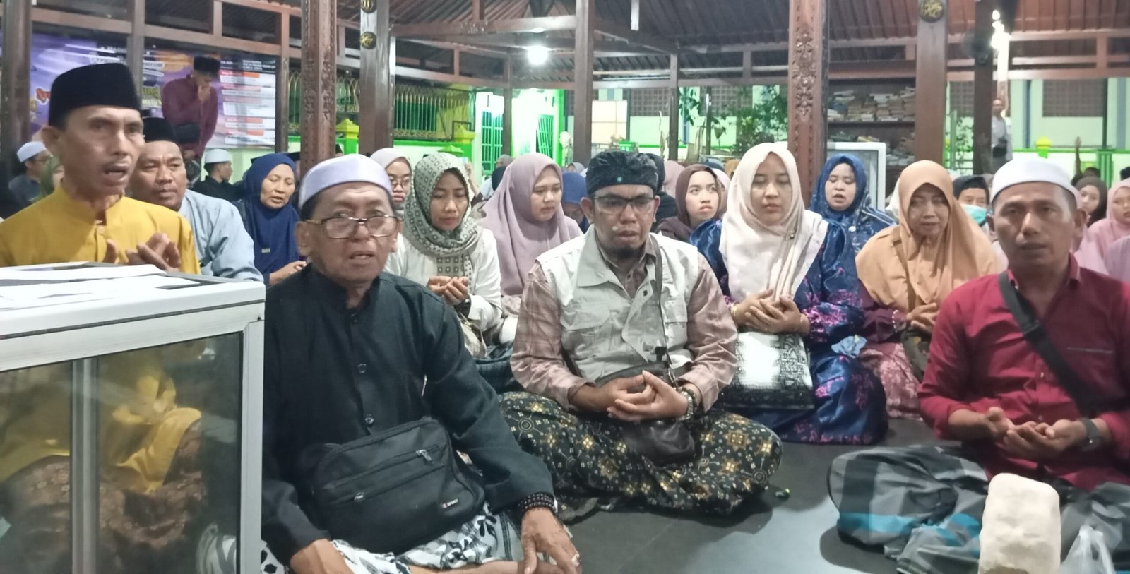 Empat Bus Peziarah, Kades Orwet dan Warga Lakukan Ziarah Wali Limo di Jawa Timur