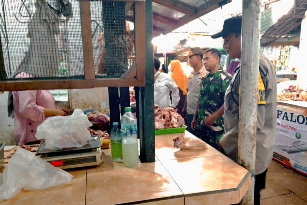 Portal Berita Indonesia dan Dunia Terkini Hari Ini, Update Harian Terbaru, Terlengkap, Tajam, Aktual dan Berimbang. Patroli Dialogis Siang Hari, Polsek Pakisaji Perkuat Keamanan Pasar dan Cegah Aksi Kriminalitas - Teropong Rakyat
