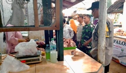 Patroli Dialogis Siang Hari, Polsek Pakisaji Perkuat Keamanan Pasar dan Cegah Aksi Kriminalitas - Teropong Rakyat