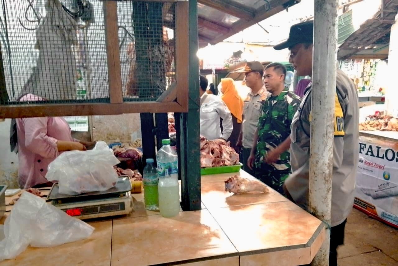 Patroli Dialogis Siang Hari, Polsek Pakisaji Perkuat Keamanan Pasar dan Cegah Aksi Kriminalitas