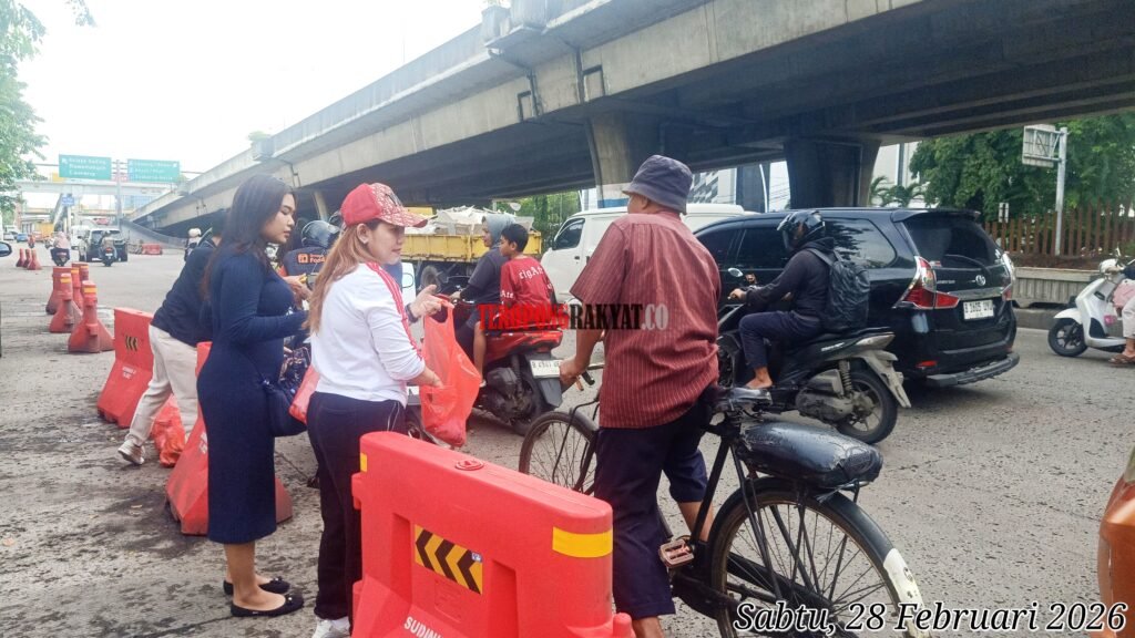 Portal Berita Indonesia dan Dunia Terkini Hari Ini, Update Harian Terbaru, Terlengkap, Tajam, Aktual dan Berimbang. Marhaban Ya Ramadhan: Klub Logindo Gelar Aksi Berbagi Takjil di Sekitar Pelabuhan Tanjung Priok - Teropong Rakyat