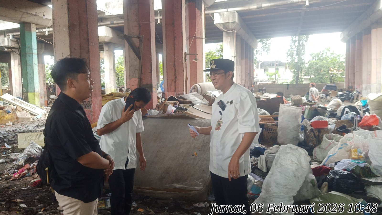 Lurah Sungai Bambu Himbau Warga Pindahkan Tempat Sampah ke TPS Danau Cincin