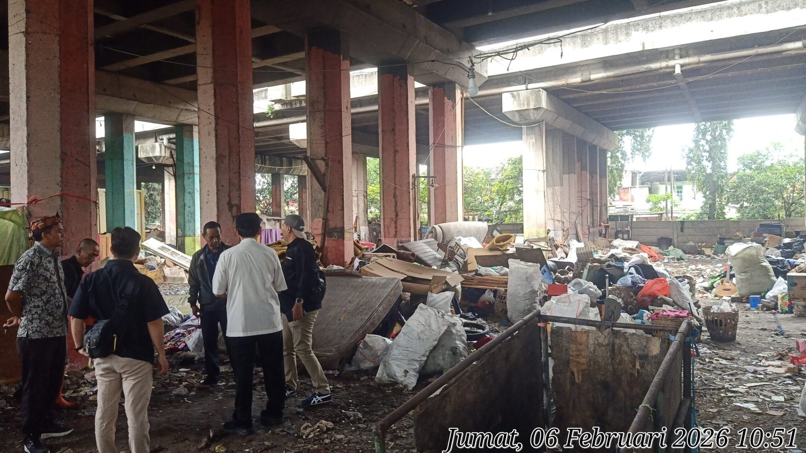 Lurah Sungai Bambu Himbau Warga Pindahkan Tempat Sampah ke TPS Danau Cincin - Teropong Rakyat