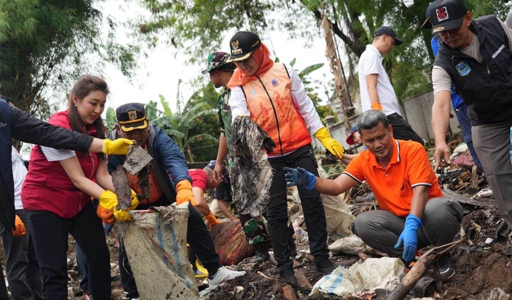 Pemkot Jakarta Barat Gelar Kerja Bakti Serentak Jaga Jakarta Bersih di 8 Kecamatan