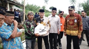 Angin Puting Beliung Terjang Ngadireso, Bupati Malang Serahkan Bantuan untuk Warga Terdampak