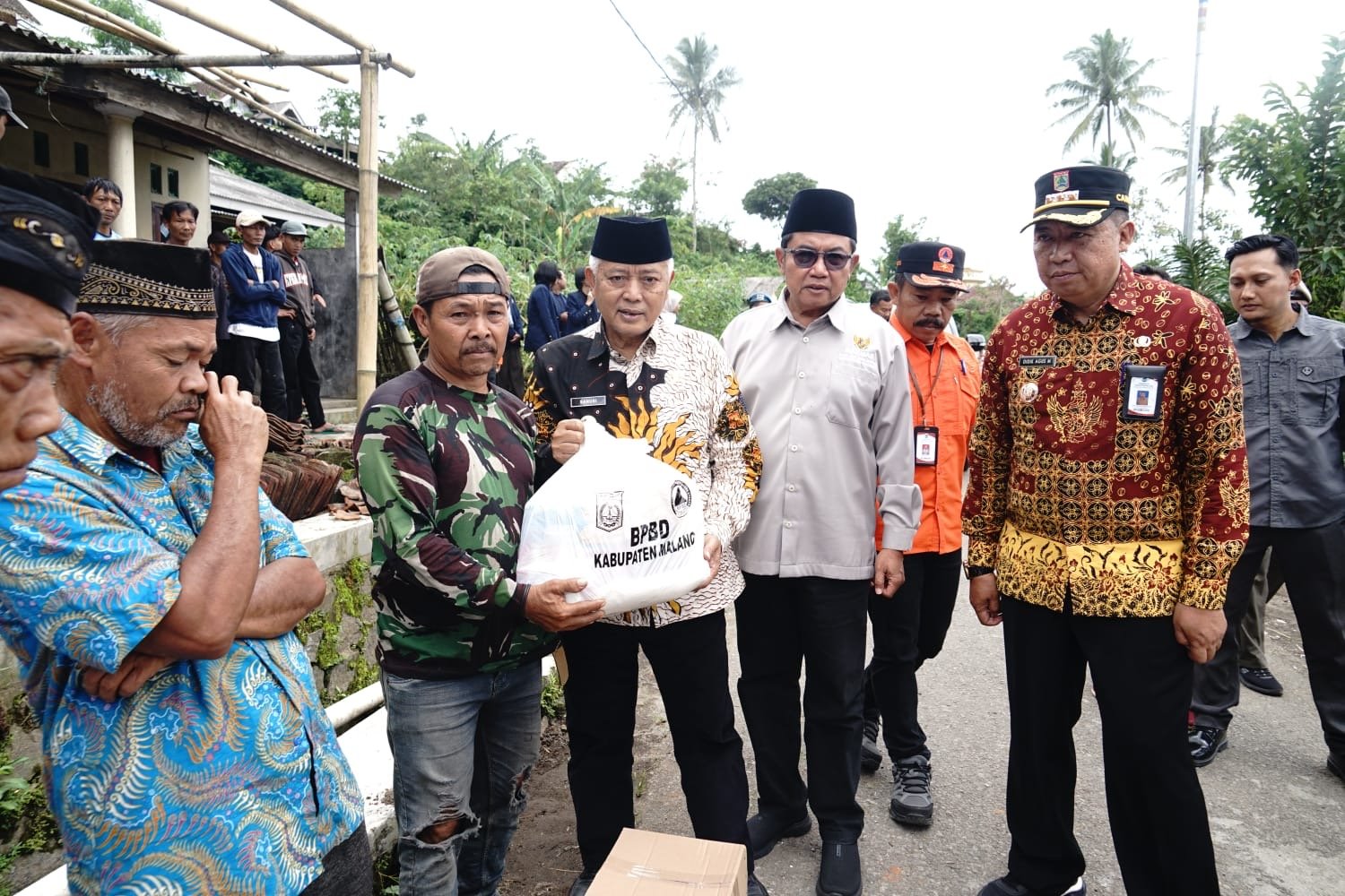 Angin Puting Beliung Terjang Ngadireso, Bupati Malang Serahkan Bantuan untuk Warga Terdampak