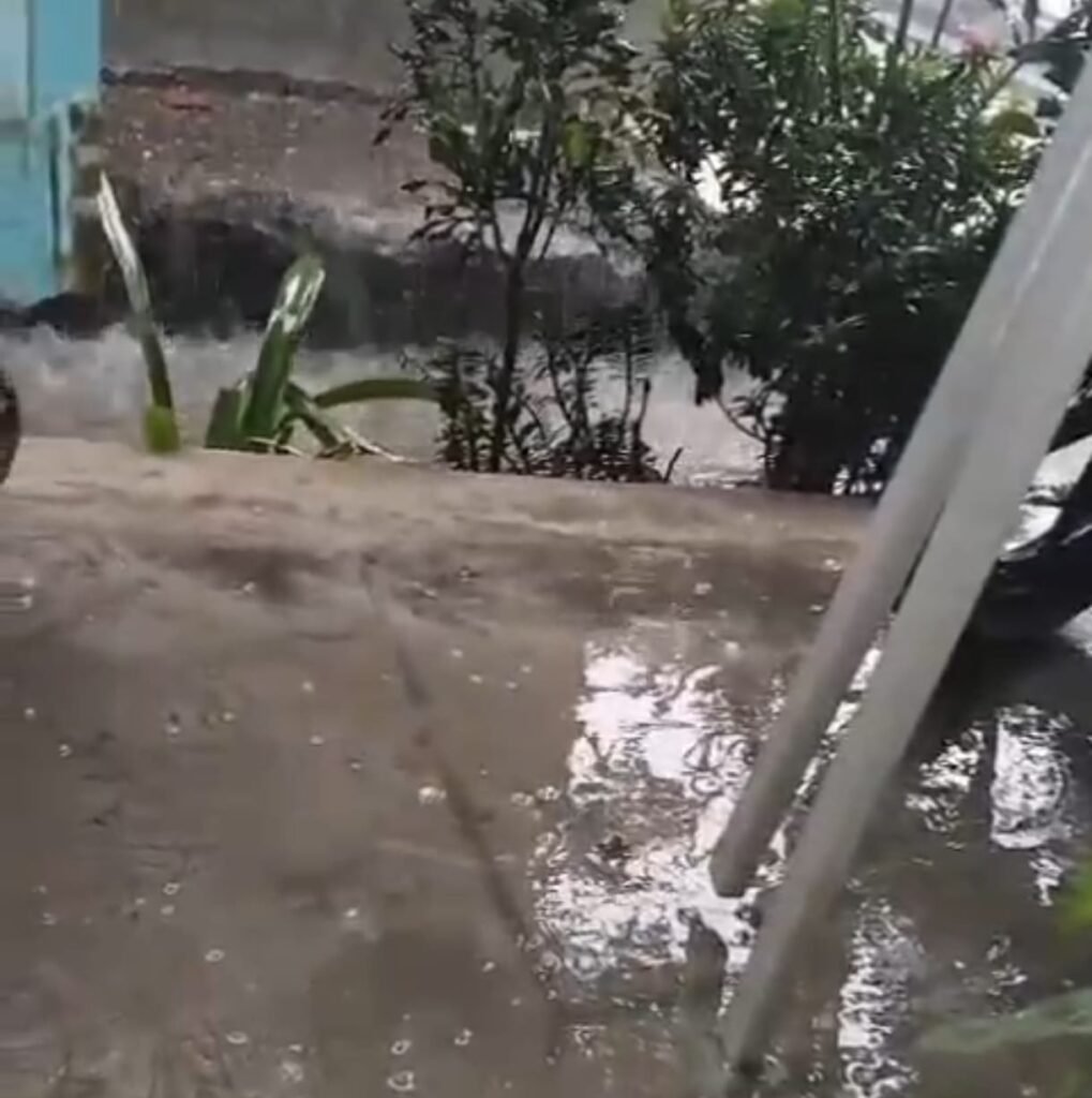 Hujan Es Terjadi di Desa Cilenger, Warga Diimbau Tetap Waspada - Teropong Rakyat