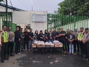 Bersama dalam Kebaikan, Karyawan Putra Mas Sejahtera Bagikan 200 Paket Takjil untuk Pengguna Jalan - Teropong Rakyat