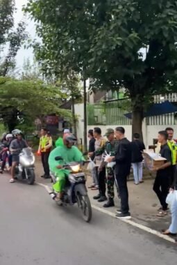 Bersama dalam Kebaikan, Karyawan Putra Mas Sejahtera Bagikan 200 Paket Takjil untuk Pengguna Jalan