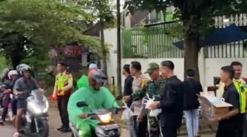 Bersama dalam Kebaikan, Karyawan Putra Mas Sejahtera Bagikan 200 Paket Takjil untuk Pengguna Jalan