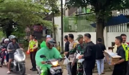 Bersama dalam Kebaikan, Karyawan Putra Mas Sejahtera Bagikan 200 Paket Takjil untuk Pengguna Jalan - Teropong Rakyat