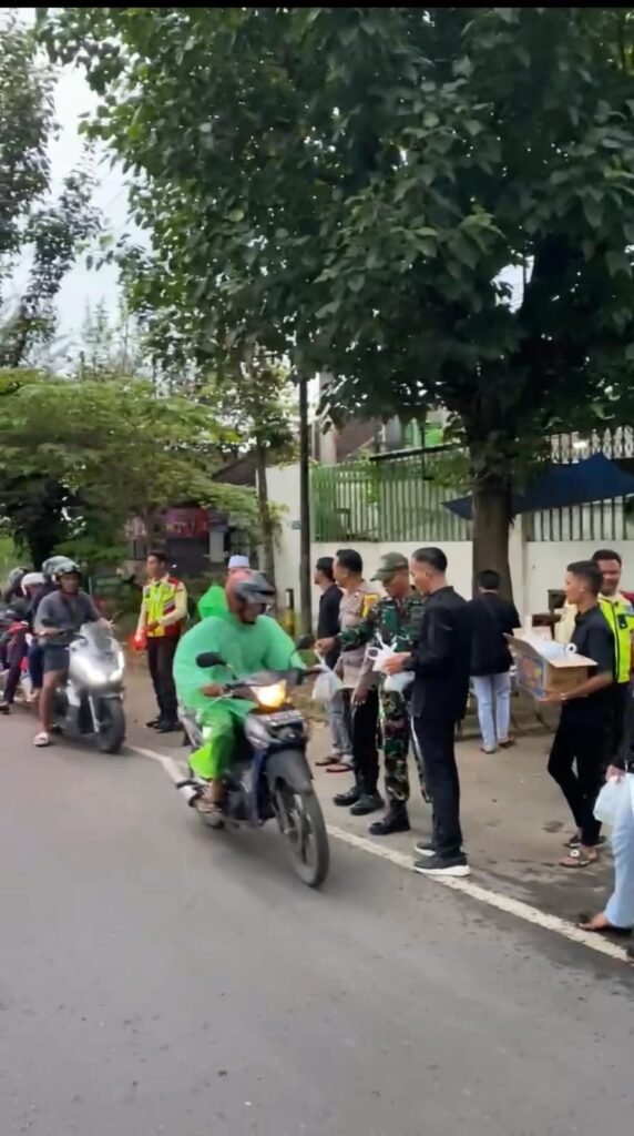 Bersama dalam Kebaikan, Karyawan Putra Mas Sejahtera Bagikan 200 Paket Takjil untuk Pengguna Jalan - Teropong Rakyat