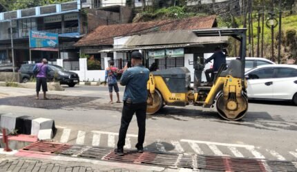 PT Praba Mas Hill Laksanakan Perbaikan Jalan di Segmen Jalan Candi Penataran Raya hingga Pertigaan Jalan Untung Suropati, Semarang - Teropong Rakyat