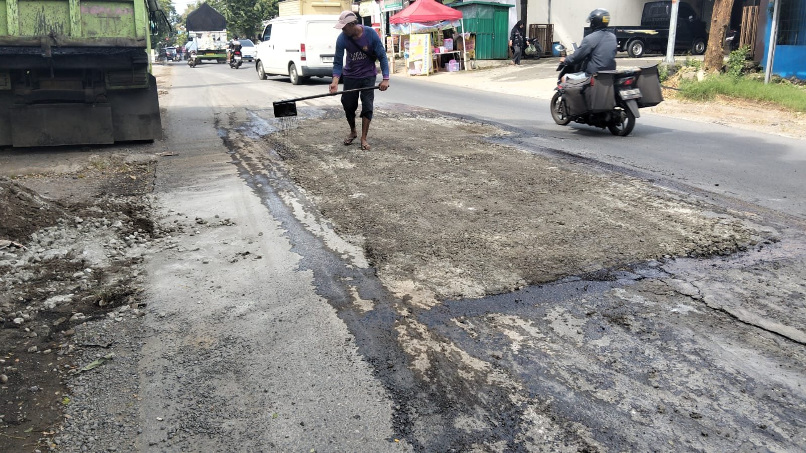 PT Praba Mas Hill Laksanakan Perbaikan Jalan di Segmen Jalan Candi Penataran Raya hingga Pertigaan Jalan Untung Suropati, Semarang - Teropong Rakyat