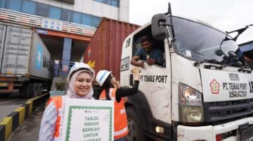 IPC TPK Bagikan 1.600 Paket Takjil, Dukung Semangat Puasa Pekerja Pelabuhan yang Tetap Bertugas 24 Jam