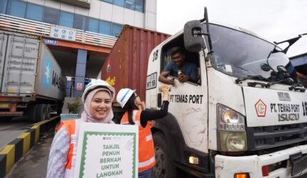 IPC TPK Bagikan 1.600 Paket Takjil, Dukung Semangat Puasa Pekerja Pelabuhan yang Tetap Bertugas 24 Jam - Teropong Rakyat