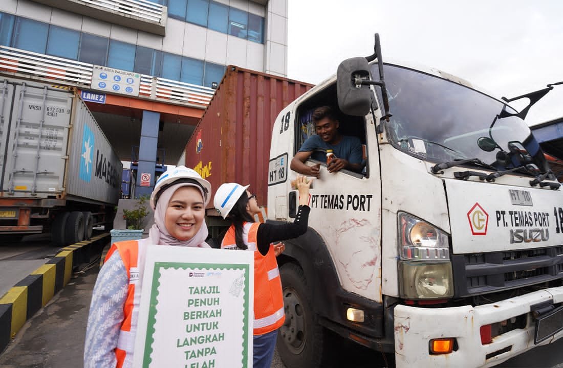 IPC TPK Bagikan 1.600 Paket Takjil, Dukung Semangat Puasa Pekerja Pelabuhan yang Tetap Bertugas 24 Jam