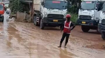 Lurah Desa Burangkeng, Kecamatan Setu, Kabupaten Bekasi, Nemin bin Haji Sain, meminta proses pengiriman tanah untuk proyek Tol