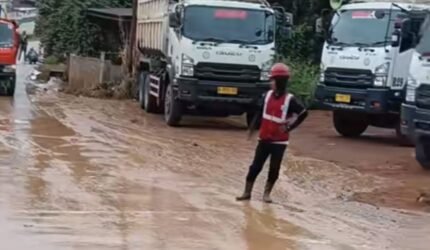 Lurah Desa Burangkeng, Kecamatan Setu, Kabupaten Bekasi, Nemin bin Haji Sain, meminta proses pengiriman tanah untuk proyek Tol - Teropong Rakyat