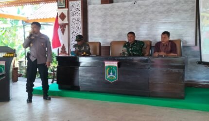 Kapolsek Bantur Sosialisasikan OPS Ketupat Semeru 2026, Pengelola Pantai Diminta Tingkatkan Keamanan Wisata - Teropong Rakyat