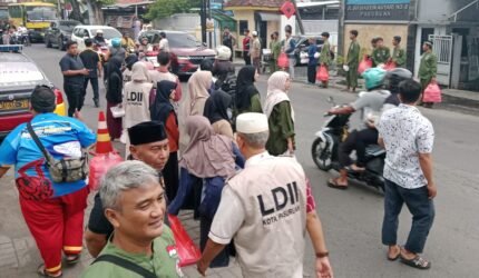 ASAD dan LDII Gandeng Senkom Serta Perguruan Silat Kota Pasuruan Berbagi Takjil - Teropong Rakyat