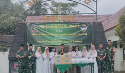 TNI–Polri Kompak Berbagi di Bantur, Ratusan Takjil Dibagikan hingga Buka Puasa Bersama Warga - Teropong Rakyat