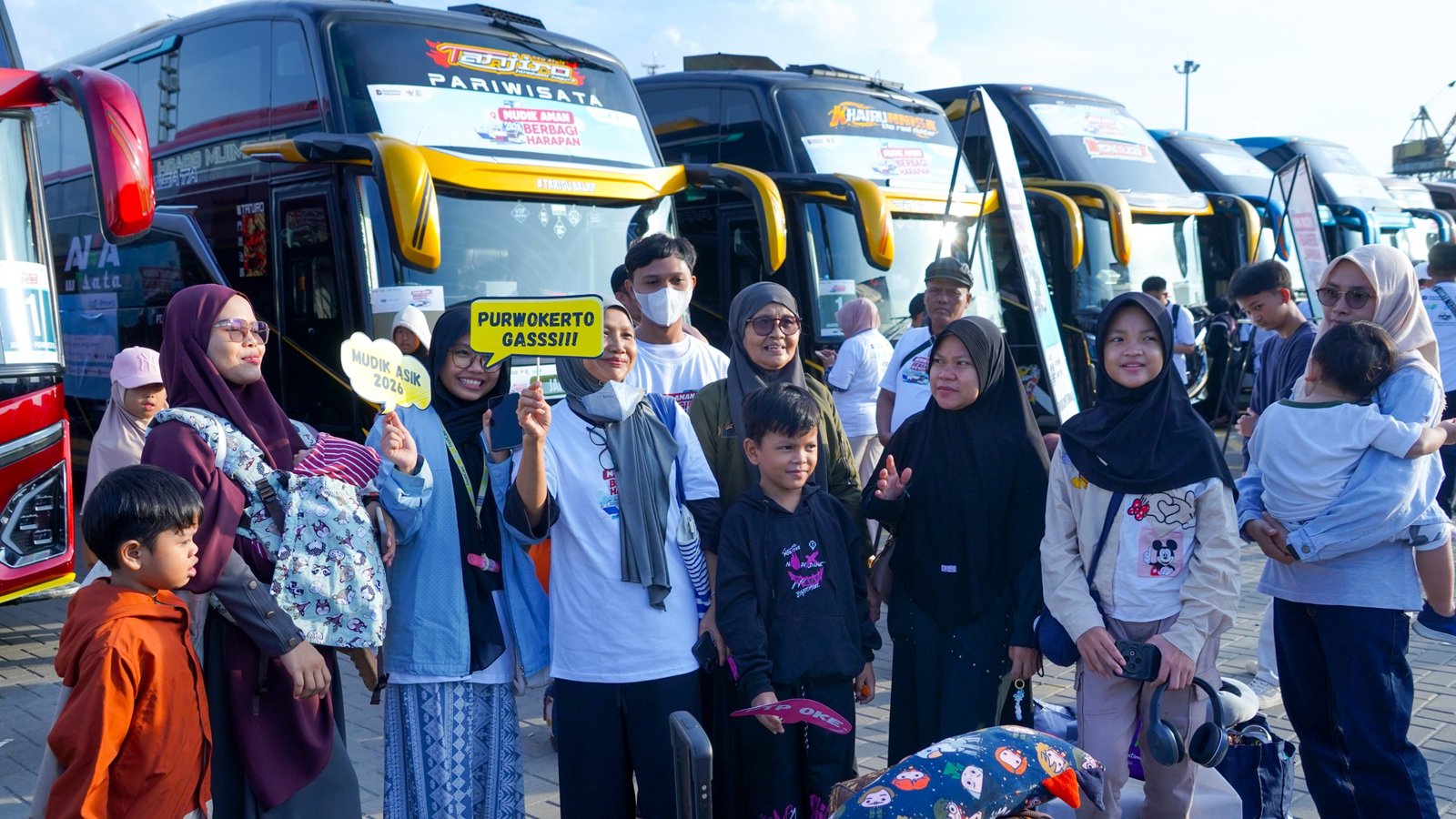 PTP Nonpetikemas Berangkatkan 200 Pemudik ke Purwokerto dalam Program Mudik Gratis Pelindo Group 2026 - Teropong Rakyat