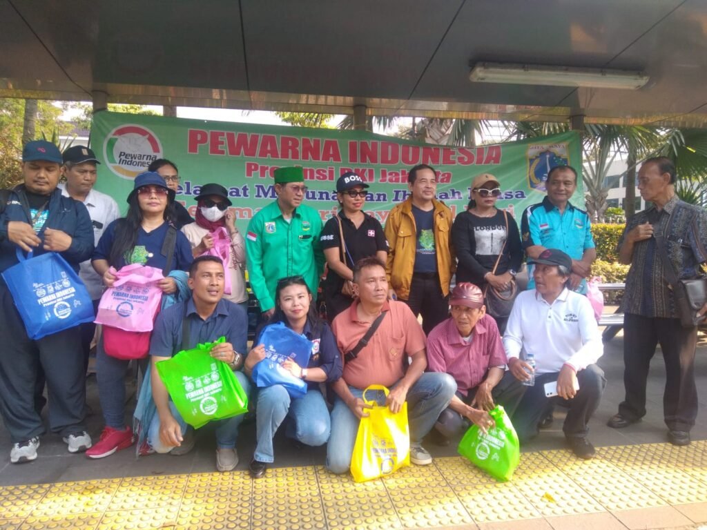 Aksi Sosial Bagi Takjil di Balai Kota: PEWARNA Indonesia DKI Tunjukkan Rasa Kepedulian dan Nasionalisme - Teropong Rakyat