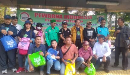 Aksi Sosial Bagi Takjil di Balai Kota: PEWARNA Indonesia DKI Tunjukkan Rasa Kepedulian dan Nasionalisme - Teropong Rakyat