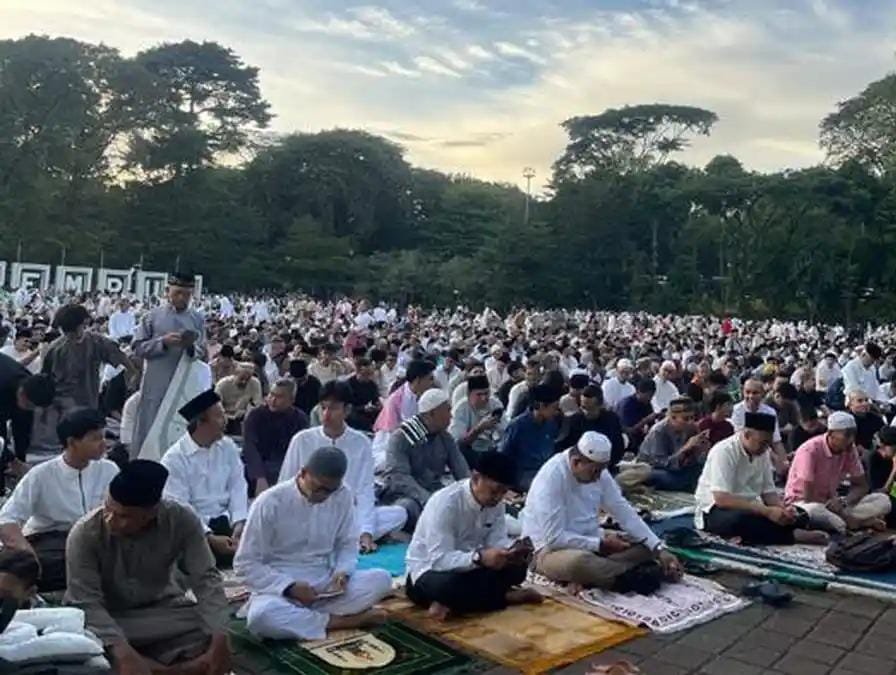 Portal Berita Indonesia dan Dunia Terkini Hari Ini, Update Harian Terbaru, Terlengkap, Tajam, Aktual dan Berimbang. Ribuan Jamaah di Bogor Gelar Salat Idulfitri Lebih Awal di Lapangan Sempur - Teropong Rakyat
