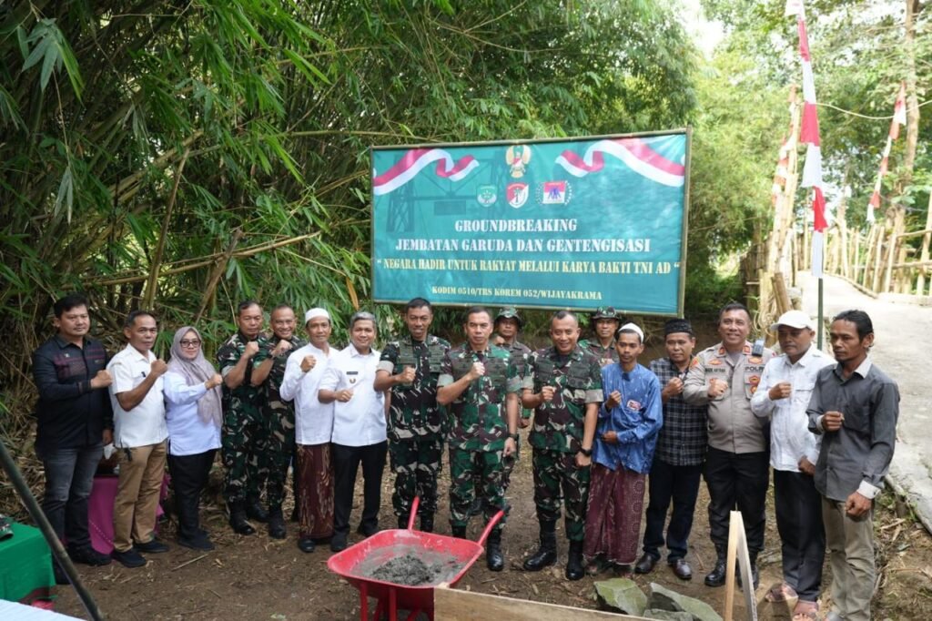 Portal Berita Indonesia dan Dunia Terkini Hari Ini, Update Harian Terbaru, Terlengkap, Tajam, Aktual dan Berimbang. Karya Bakti TNI AD, Pangdam Jaya Mulai Pembangunan Jembatan dan Perbaikan Rumah Warga - Teropong Rakyat
