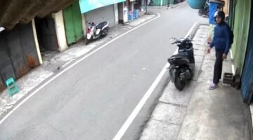 Mengaku dari Polres, Pria Bersenjata Buat Warga Jakbar Ketakutan