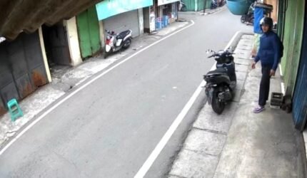 Mengaku dari Polres, Pria Bersenjata Buat Warga Jakbar Ketakutan - Teropong Rakyat