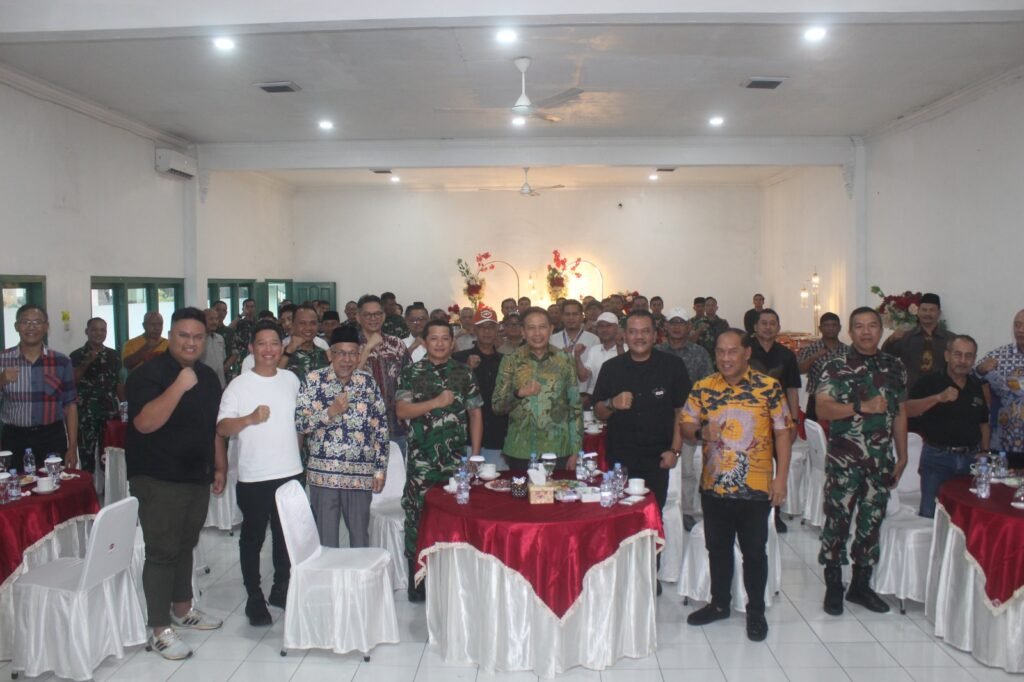 Portal Berita Indonesia dan Dunia Terkini Hari Ini, Update Harian Terbaru, Terlengkap, Tajam, Aktual dan Berimbang. Kodim 0833 Gelar Komsos dan Halal Bihalal Bersama Tokoh Masyarakat dan Agama, Tangkal Hoaks dan Jaga Kondusivitas Kota Malang - Teropong Rakyat