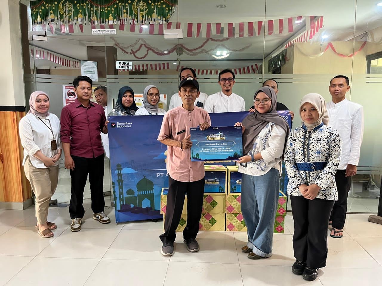 Pelindo Berbagi: Pt Akses Pelabuhan Indonesia Bagikan Takjil Dan Sembako Sebagai Wujud TJSL - Teropong Rakyat