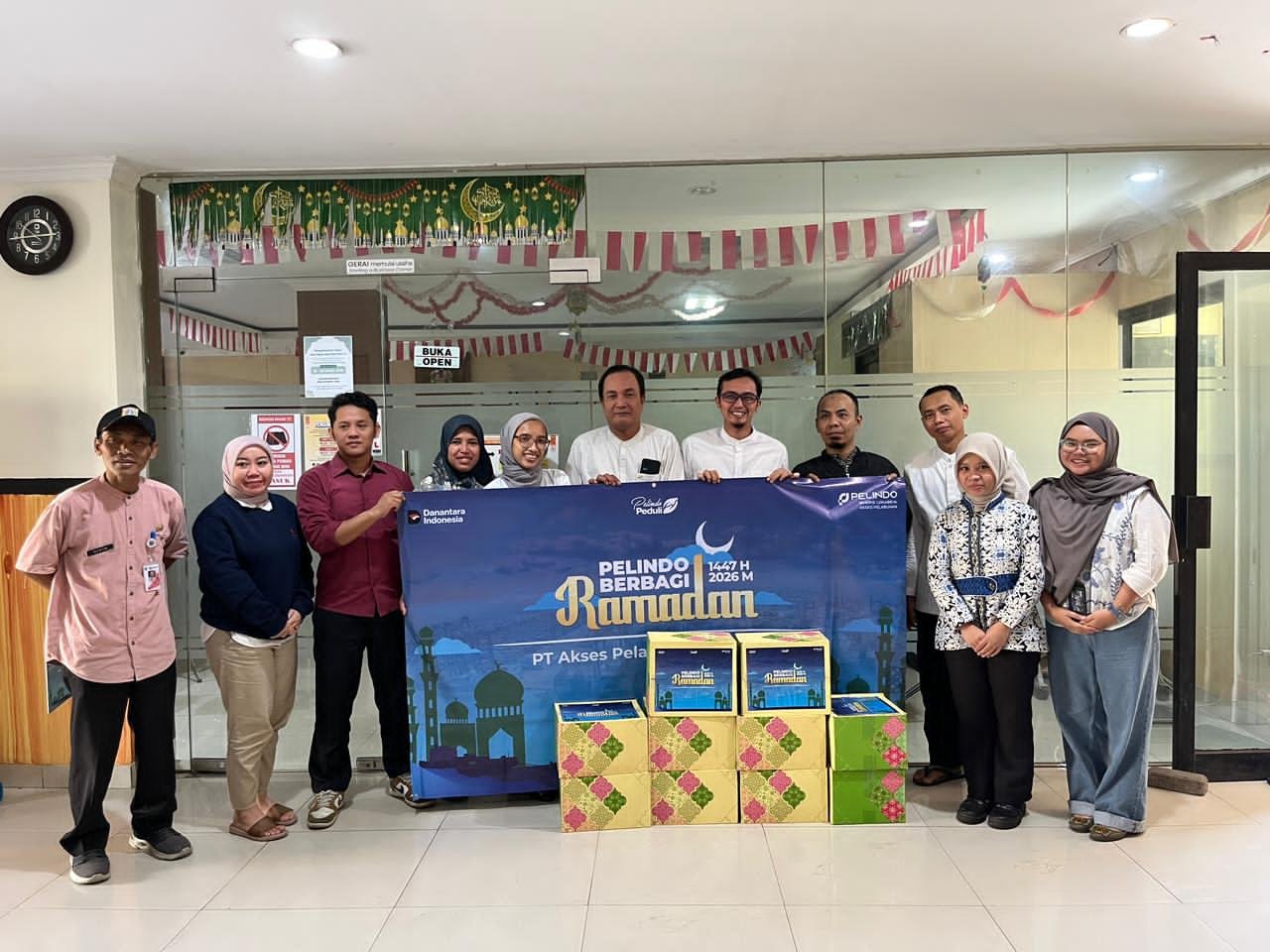 Pelindo Berbagi: Pt Akses Pelabuhan Indonesia Bagikan Takjil Dan Sembako Sebagai Wujud TJSL - Teropong Rakyat