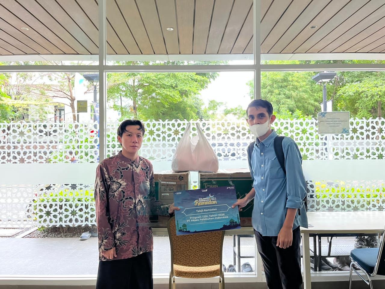 Pelindo Berbagi: Pt Akses Pelabuhan Indonesia Bagikan Takjil Dan Sembako Sebagai Wujud TJSL - Teropong Rakyat