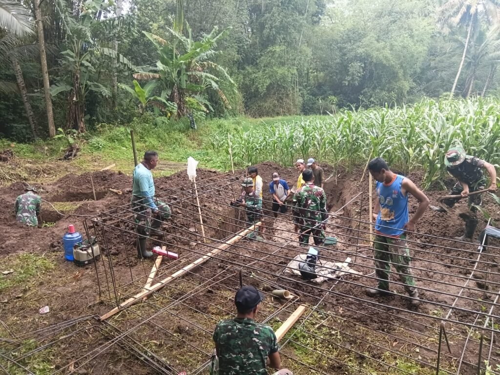 Kodim 0818 Malang-Batu Bersama Warga Bangun Jembatan Gantung Penghubung Pohjejer–Ngembul - Teropong Rakyat