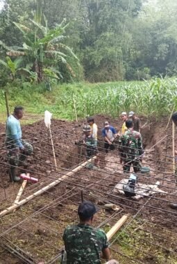 Kodim 0818 Malang-Batu Bersama Warga Bangun Jembatan Gantung Penghubung Pohjejer–Ngembul