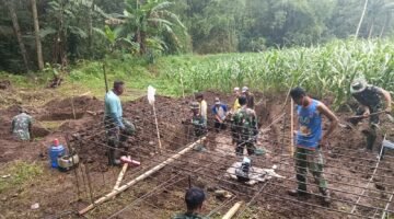 Kodim 0818 Malang-Batu Bersama Warga Bangun Jembatan Gantung Penghubung Pohjejer–Ngembul